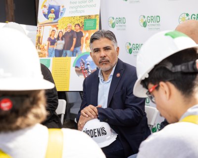 Congressman Tony Cárdenas visits a GRID GLA Solar Installation