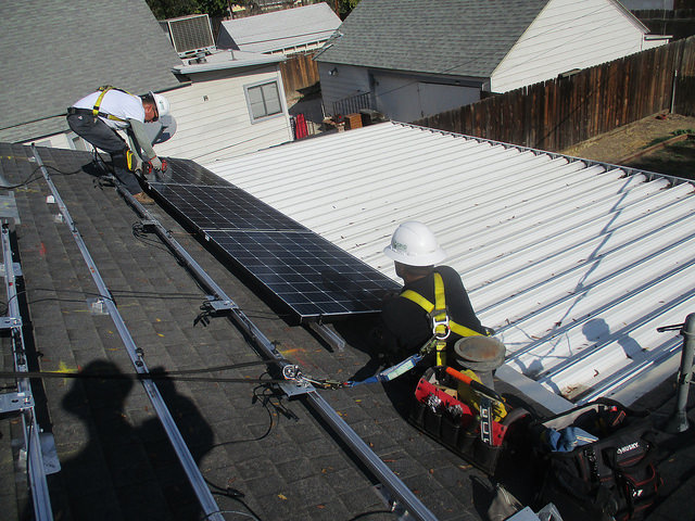 Trainees laying modules on the roof