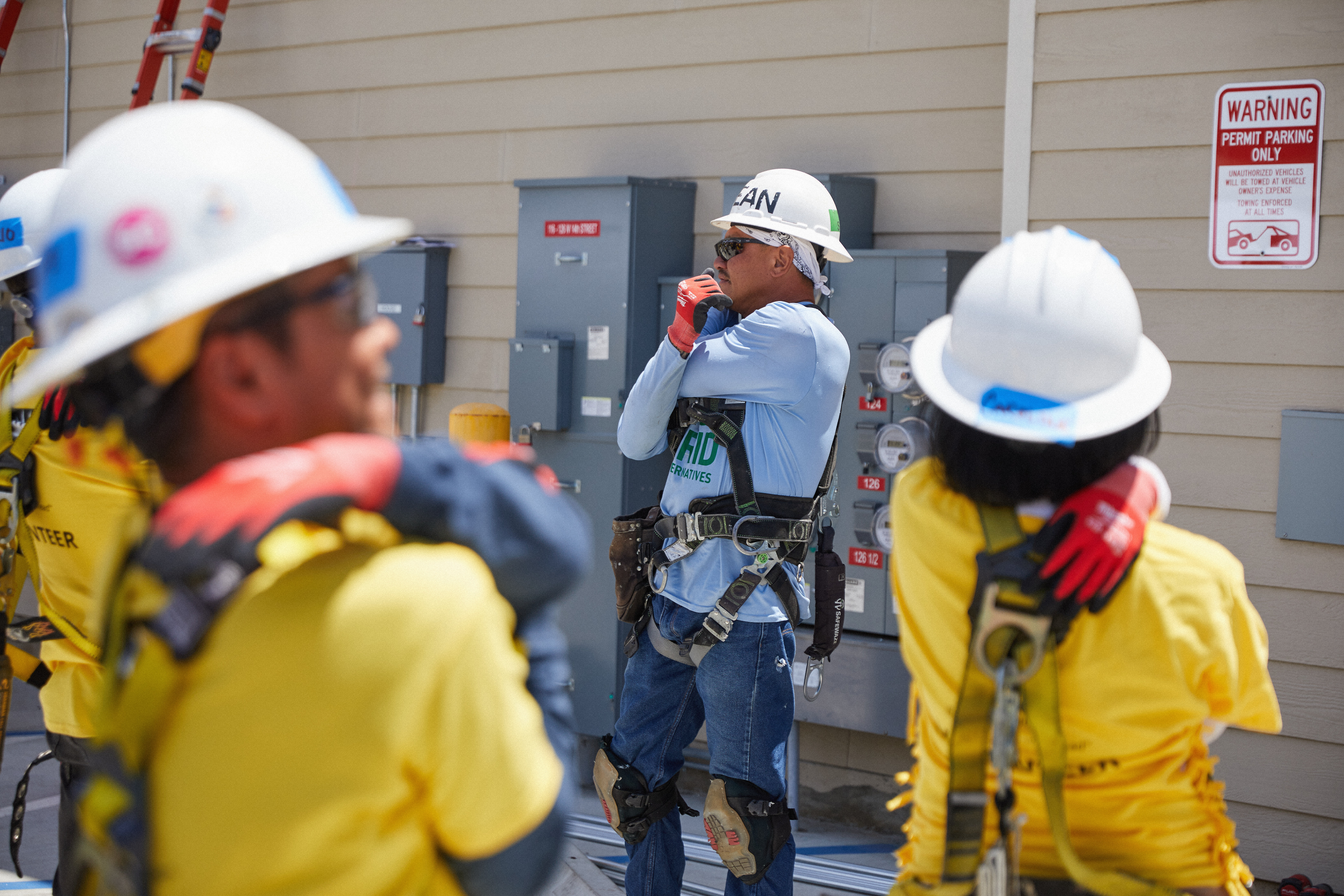 Volunteers from Southern California Edison at GRID Alternatives GLA's Long Beach Solar Solstice 