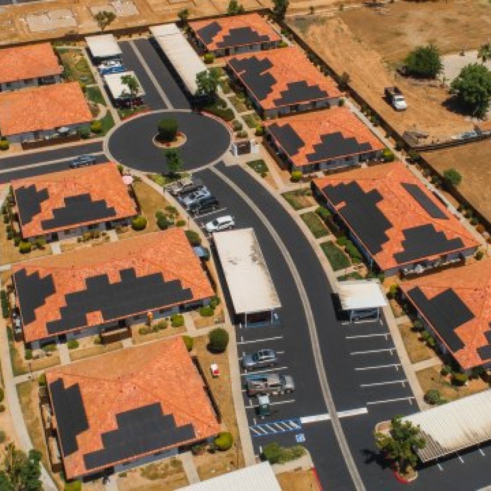 Tenants at Valle de Las Brisas get their savings from solar GRID