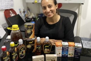 Aurora Zeas, Miel biibii owner