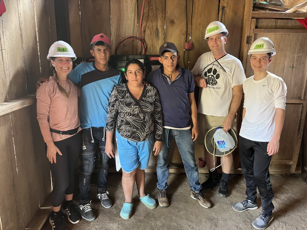 Max, Nicaragua family and volunteers